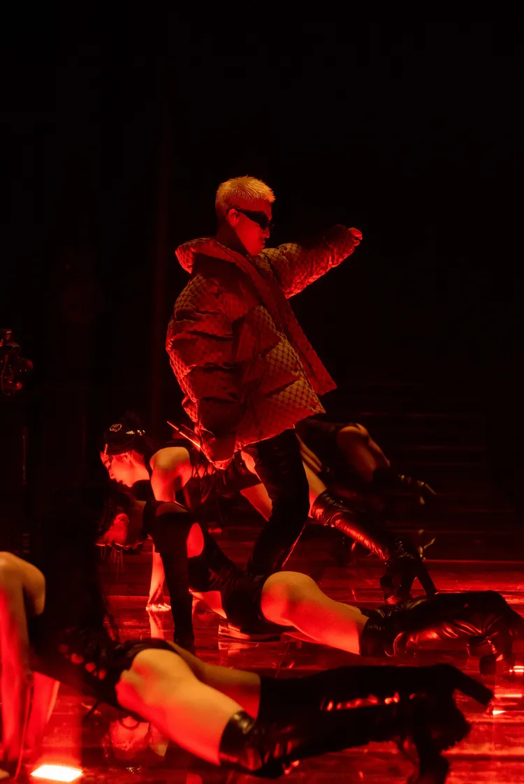 周湯豪和6位火辣舞者演唱《Fuck With Me》。環球提供