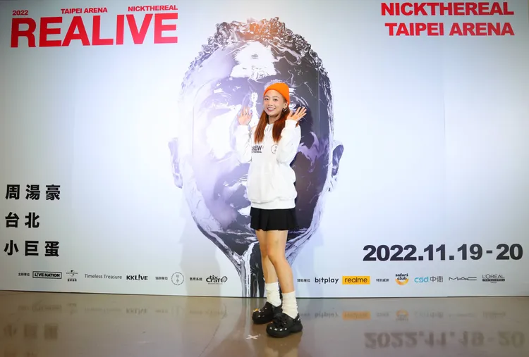 鬼鬼以學生妹風格出現。環球提供