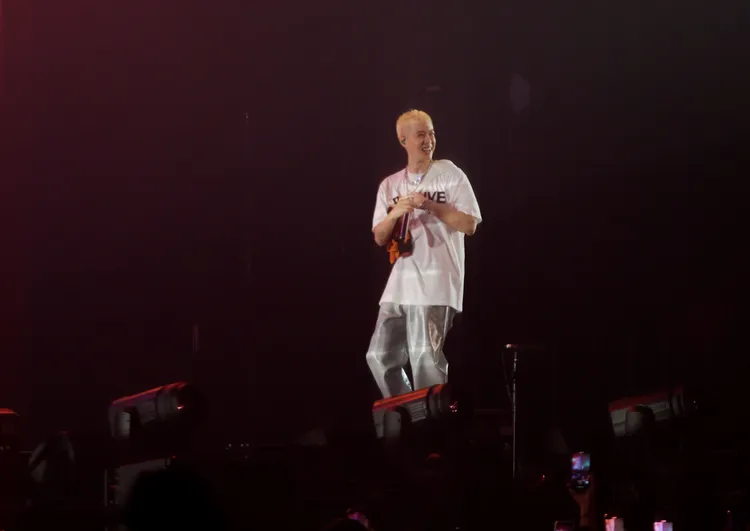 胸罩就直接掛在周湯豪肩上。環球提供