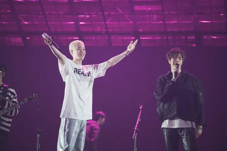 八三夭主唱阿璞（右）說和周湯豪是「小時候」的朋友。環球提供