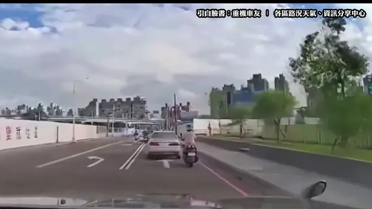 一開始騎士跟在轎車後方，疑似因按喇叭讓駕駛一秒暴怒。引自《重機車友 ❘ 各區路況天氣、資訊分享中心》