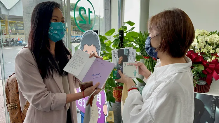 李昀臻和林聿禪相互贈書。黃珊珊競總提供