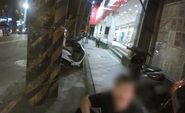 邱姓通緝犯酒醉路倒於人行道上。翻攝畫面