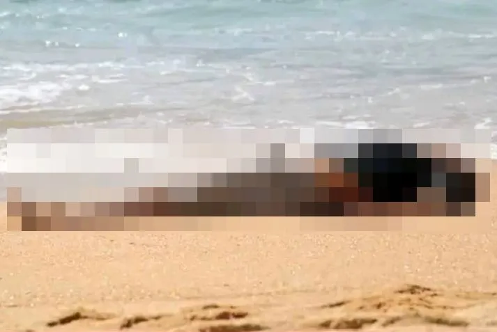 男性死者仰躺海灘上。翻攝自推特