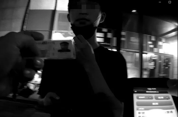 通緝中的涂姓男子騎車沒戴安全帽被警方攔下，他拿出許姓友人的身分證，企圖蒙混過關，但仍被識破逮捕。讀者提供