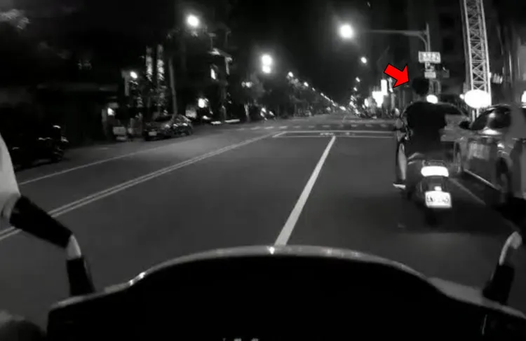 警方發現涂男（紅色箭頭處）騎機車沒戴安全帽，上前將他攔下盤查。讀者提供