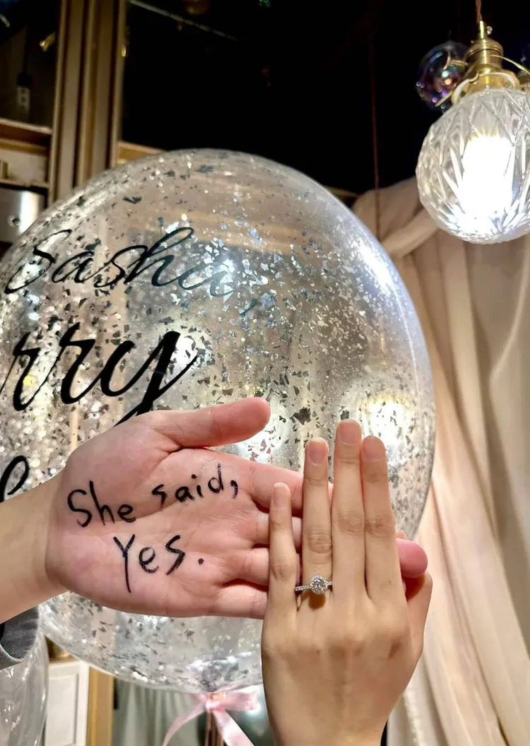 2人秀婚戒說我願意。沈泳吟提供