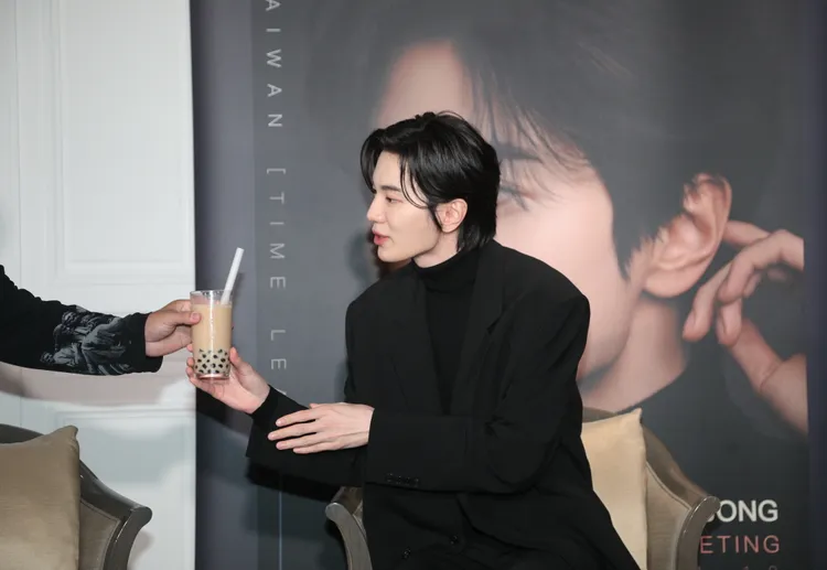 李成種喝了一口珍奶就被拿走。陳明中攝