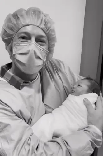 法比歐抱著剛出生的女兒。翻攝法比歐IG