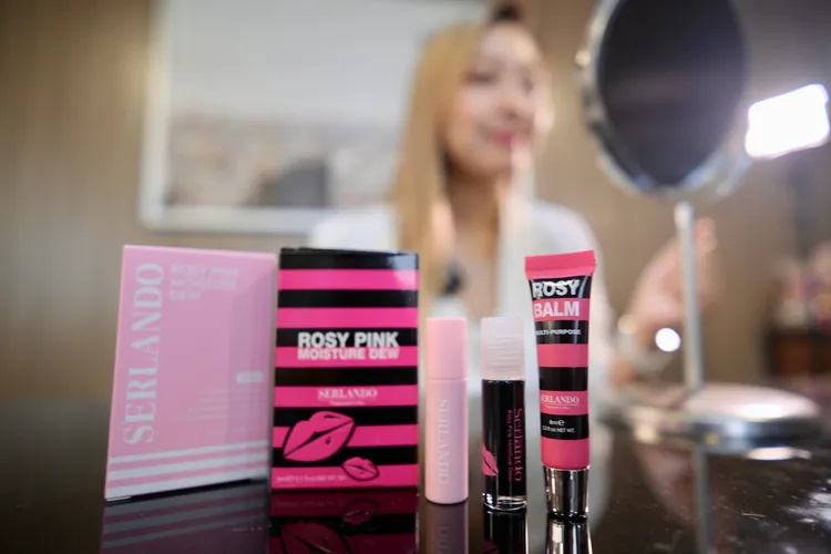 詩蘭朵的粉漾瑰蜜系列，包括粉漾嬌點潤紅露(右2)、瑰蜜粉紅露(右3)還有水漾修護瑰蜜膏(右1)。