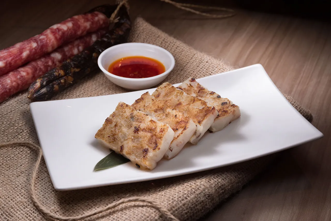 「名人坊」富哥招牌蘿蔔糕,也將在來美食APP推出買1送1的優惠券。業者提供