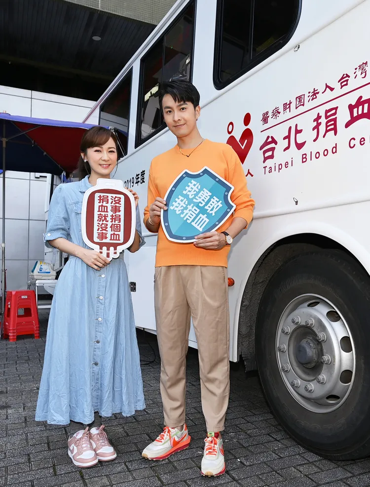 游詩璟（左）和張雁名今趁拍戲空檔到捐血車前「拉客」，呼籲民眾挽袖捐血。台視提供