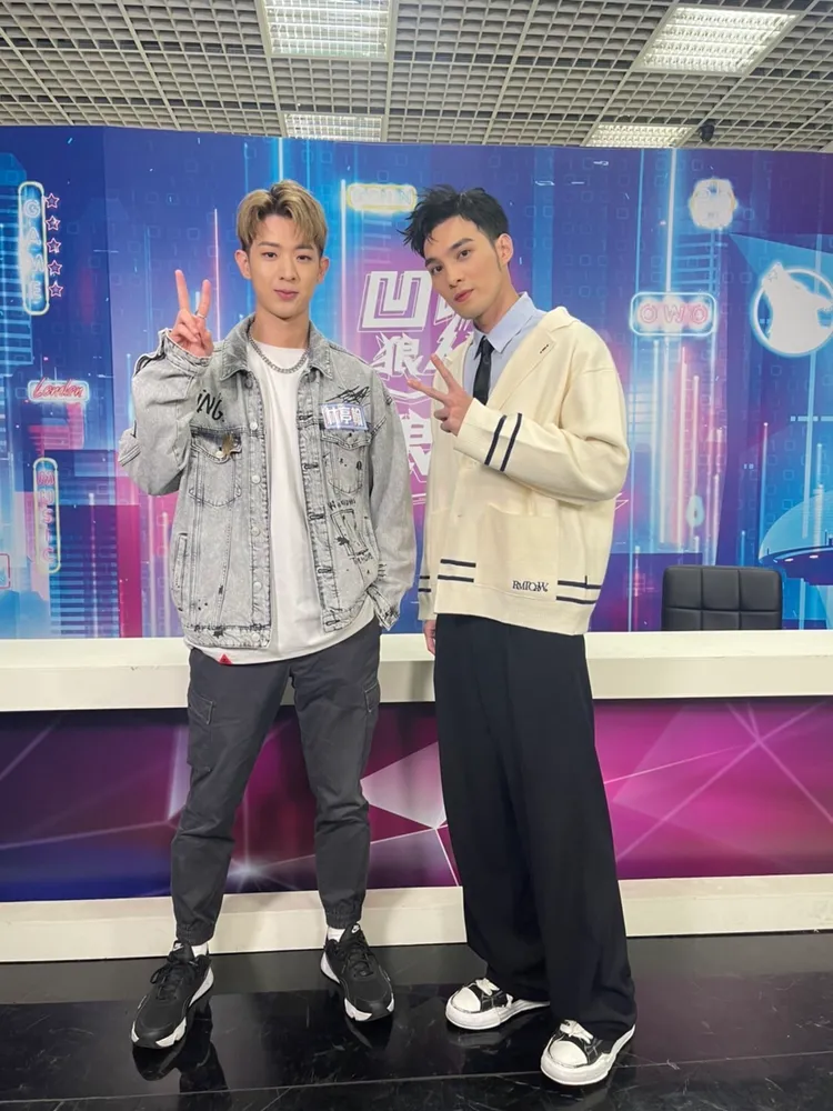 林亭翰（左）加入《狼人殺》選秀節目偉晉戰隊。青田音樂提供