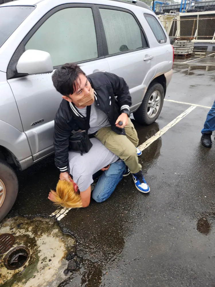 警方將嫌犯壓制在地。海山警分局提供