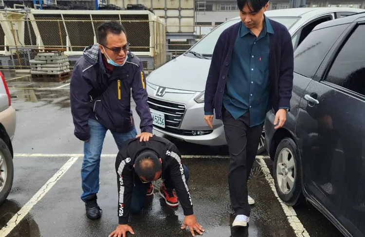 警方在汐止一處停車場逮獲4嫌。海山警分局提供