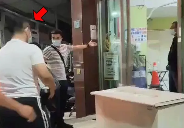 朱男在母親陪同下到案。讀者提供