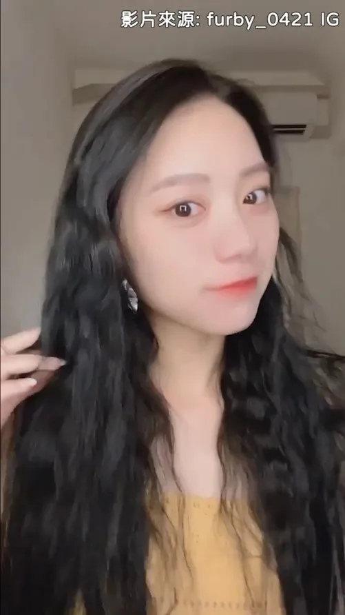 大眼妹一秒變身輕熟小波浪。IG @furby_0421 授權刊登