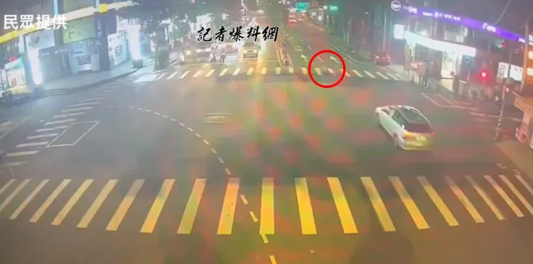 劉女未注意到對向行車號誌已轉綠燈，仍繼續通過馬路，就在過程中遭一輛銀色轎車高速撞擊。翻攝自《記者爆料網》