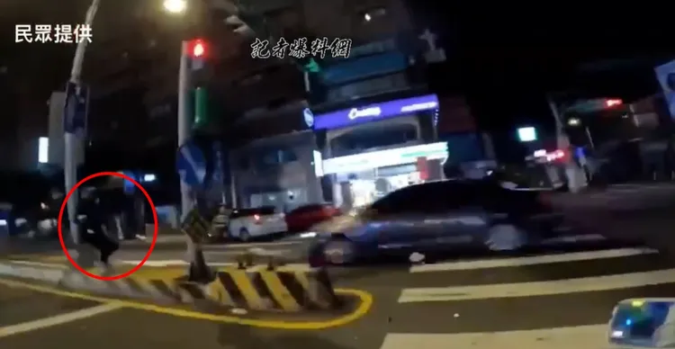 一旁熱心機車騎士見狀雖一度趨前舉手示意，但仍阻止不了悲劇發生。翻攝自《記者爆料網》