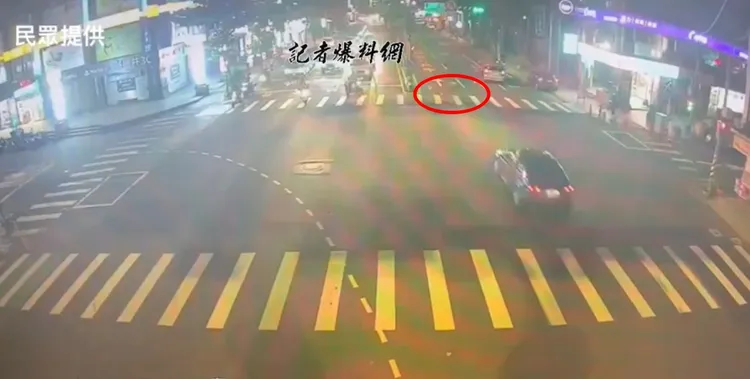 劉女遭撞後當場倒臥內側車道，一輛黑色轎車疑因視線死角沒注意，當場輾過劉女。翻攝自《記者爆料網》