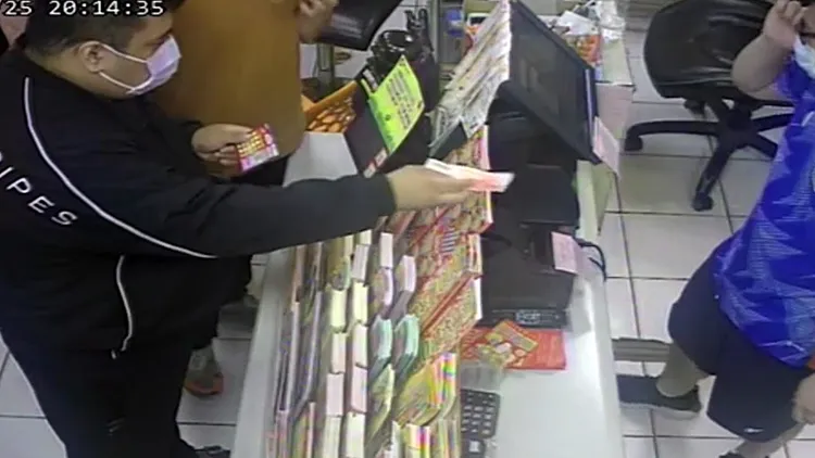 竊嫌先買刮刮樂趁老闆轉身後下手行竊。翻攝店家監視器