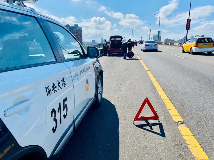 警方停在事故車輛後方警示。警方提供