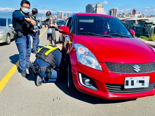 北市二寶媽開車前輪失壓險象環生　保大警助換胎化解危機