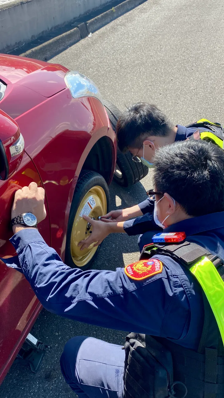 警員協助更換備用輪胎。警方提供