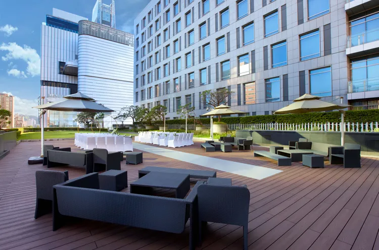 台北寒舍艾美酒店5樓QUUBE廳，預訂戶外座位區可享早鳥優惠免一成服務費。業者提供