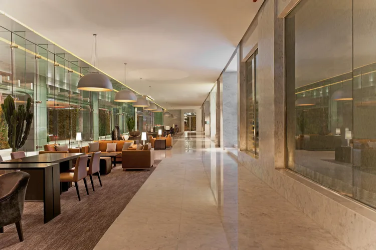 台北寒舍艾美酒店1樓酒吧北緯二十五，跨年當天則舉辦飛鏢挑戰賽。業者提供