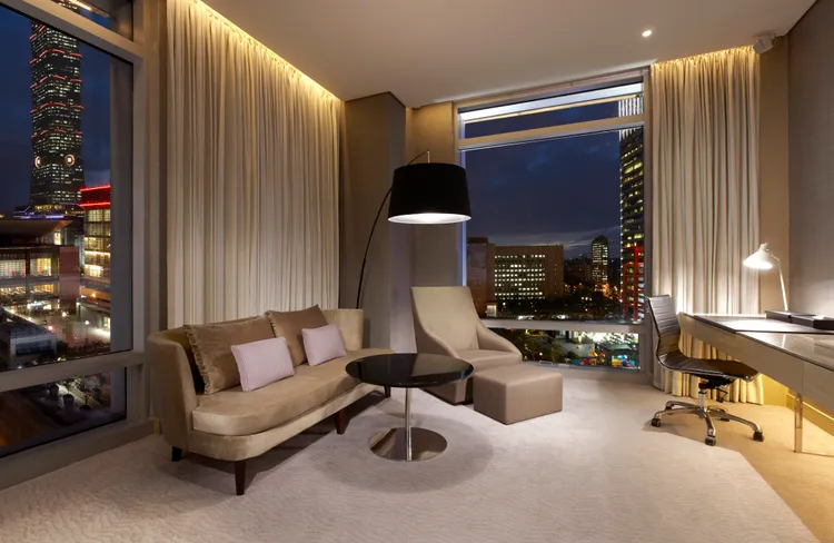 台北寒舍艾美酒店 2023「FUN浪不眠夜」 三天兩夜跨年住房專案，面101景觀房型每房50000元+15.5%起。業者提供