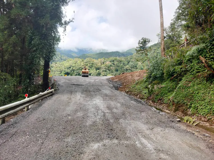 省道台7線受颱風外圍環流及東北季風共伴效應影響，山區強降雨，造成台7線多處崩坍，路基流失，公路總局歷經多日搶修，今天搶通便道。四工處提供