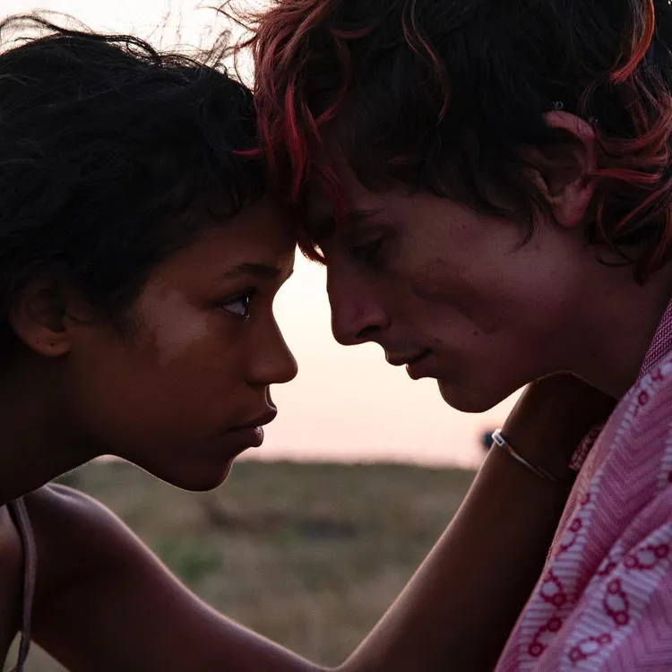Taylor Russell（左）和男星「甜茶」提摩西夏勒梅合演的新片《骨肉的總合》備受矚目。翻攝tayrussell IG