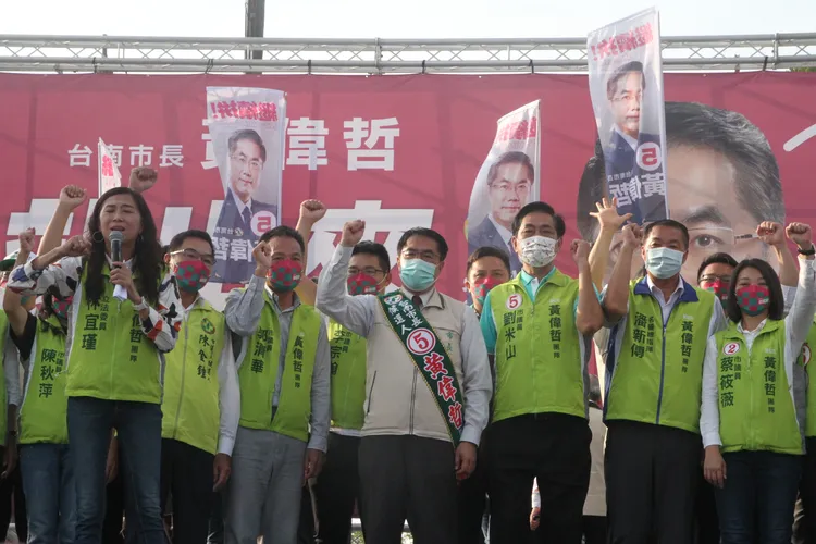 黃偉哲細數任內政績，強調要繼續做繼續拚。王志弘攝