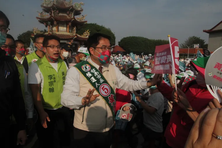 黃偉哲率市府團隊、議員候選人大進場，受到鄉親熱烈歡迎。