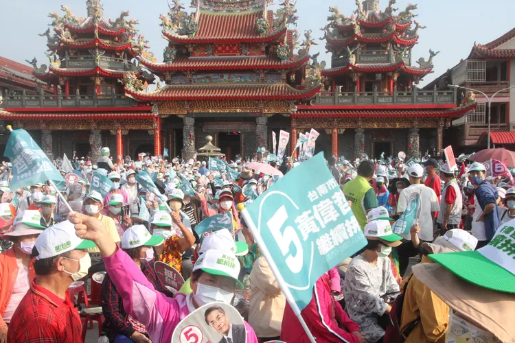 台下群眾情緒高漲，凍蒜聲不斷。王志弘攝