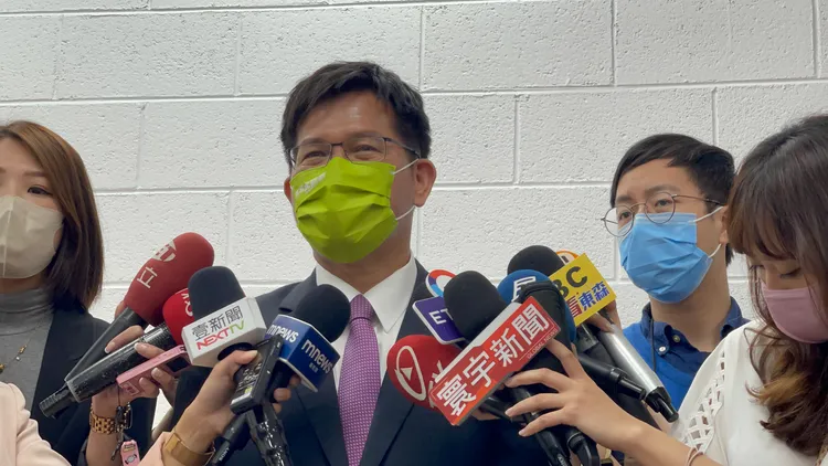 林佳龍表示，經過今天政見會上確認，侯友宜選完市長連任之後就會去選總統，已經承認了，所以這面看板來的很即時，侯友宜當選半年就會「落跑」，承諾自己當選會做滿4年。陸運陞攝