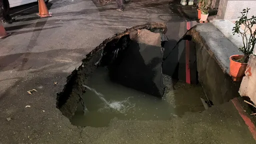 高雄驚現天坑!前金道路坍塌圍阻警戒 5×2公尺大洞能吞車
