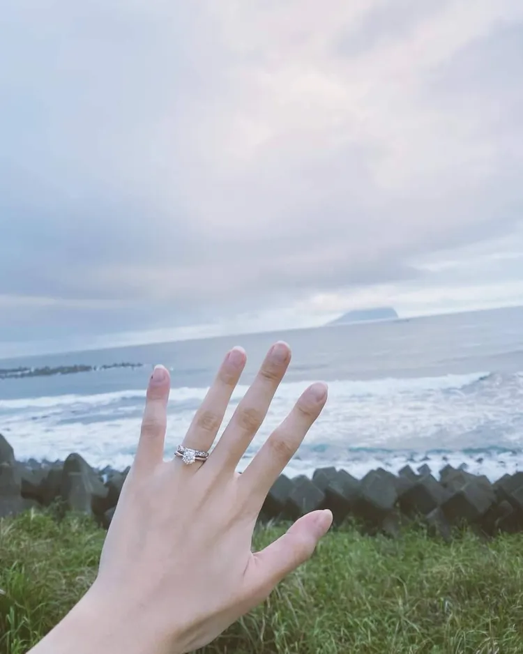 簡廷芮透露產後手指還有些水腫。翻攝簡廷芮臉書