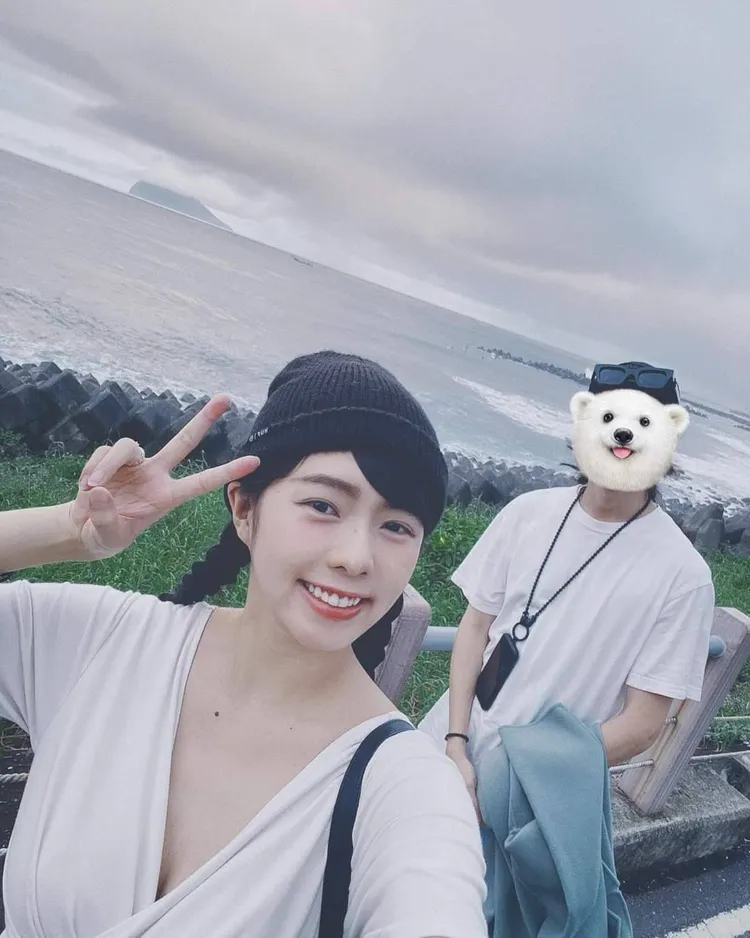 簡廷芮在合照中以熊圖案低調遮住老公臉。翻攝簡廷芮臉書