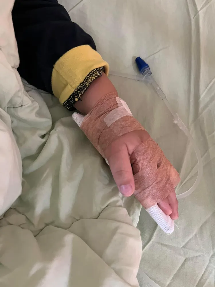 郭婷筠分享兒子住院的消息。翻攝郭婷筠臉書