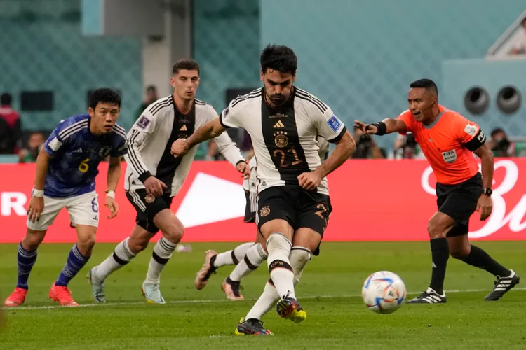 德國靠岡多甘12碼罰球，上半場以1比0領先日本。  美聯社