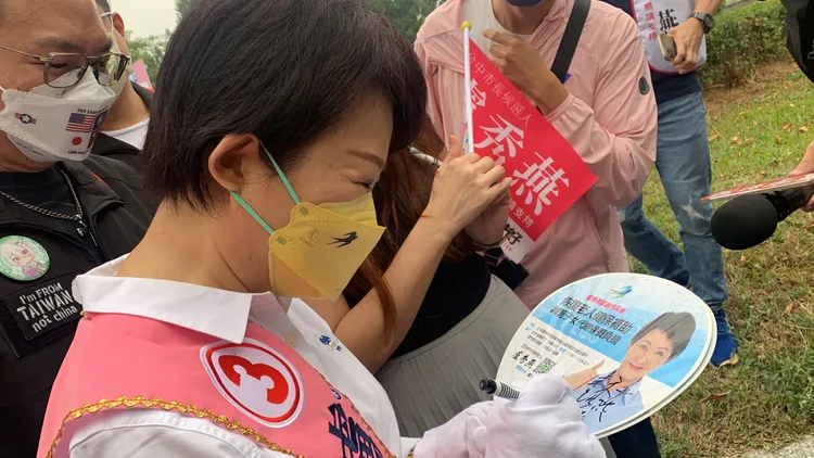 支持者特別拿著四年前的競選小物跑到路口找盧秀燕簽名。曾雪蒨攝