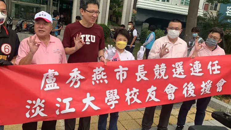 逢甲大學校友會特別到路口送鳳梨、舉紅布條，預祝校友學姊高票連任。曾雪蒨攝