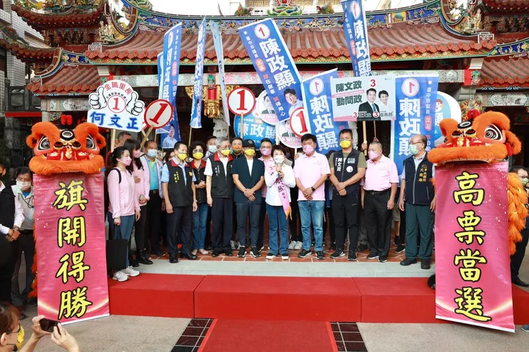 盧秀燕每次競選的起跑式一定從元保宮參拜、燈戰車掃街拜票開始。盧秀燕競總提供