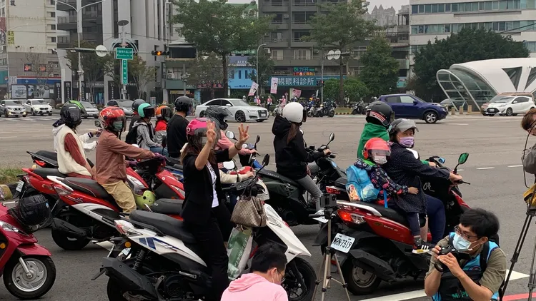 載著孩子上學的家長跟小朋友看到盧秀燕站路口拜票，也熱情揮手跟市長媽媽打招呼。