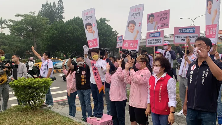 盧秀燕站在路口高台上跟競選團隊跟往來上班上學通勤族揮手拜票。曾雪蒨攝
