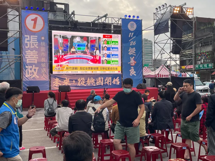 民眾陸續湧入看開票。張沛森攝