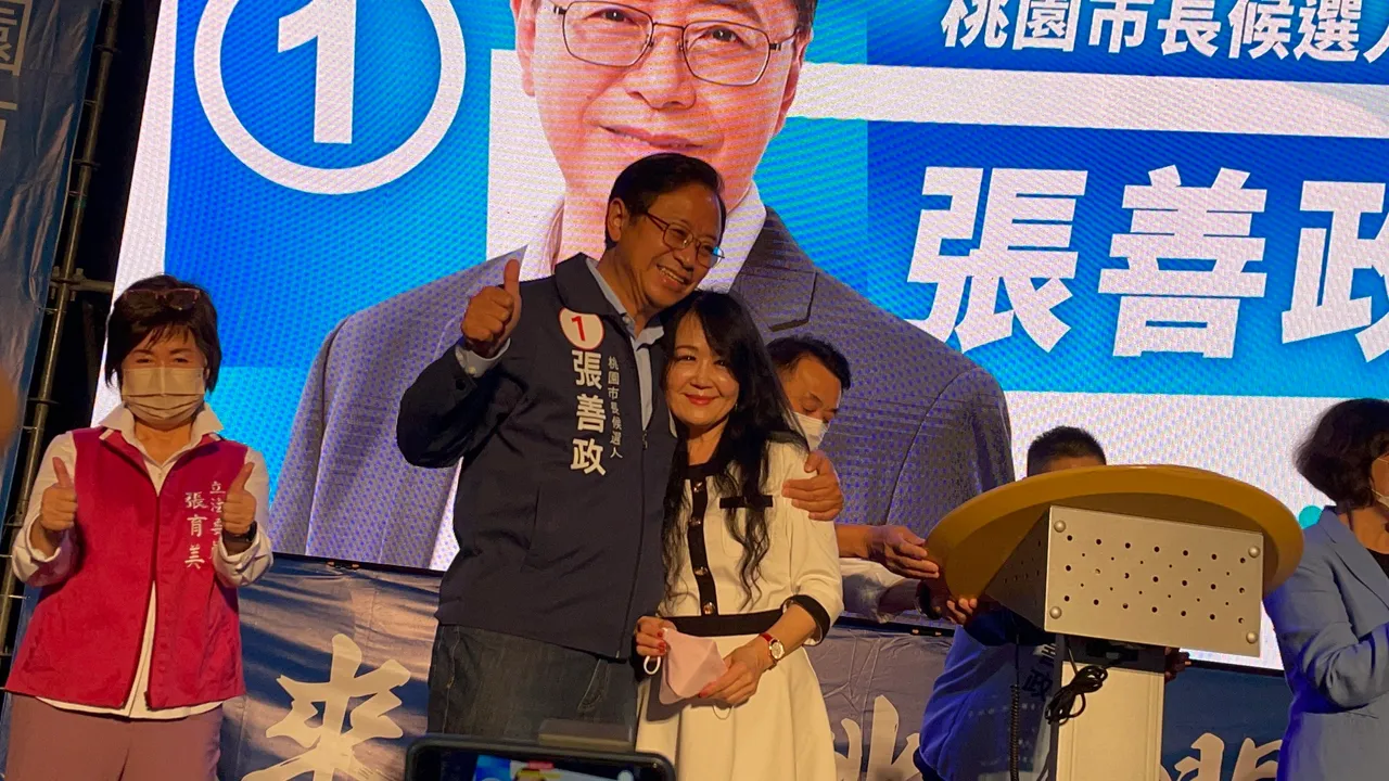 張善政與妻子相擁。張沛森攝