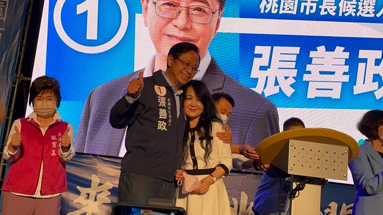 張善政與妻子相擁。張沛森攝